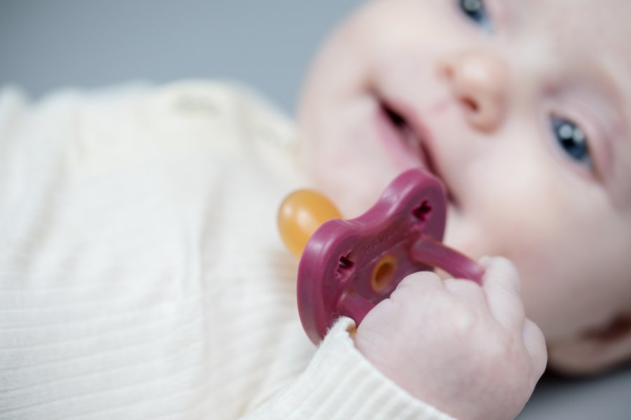 HEVEA ORTHODONTIC PACIFIER 3 - 36 MONTHS (RUBY)